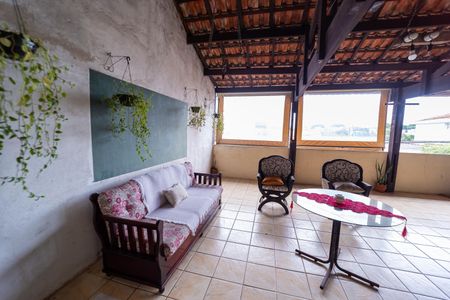 Casa à venda com 250m², 3 quartos e 2 vagas Casa à venda com 250m², 3 quartos e 2 vagasVaranda