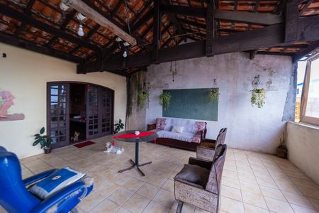 Casa à venda com 250m², 3 quartos e 2 vagas Casa à venda com 250m², 3 quartos e 2 vagasVaranda