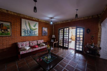 Casa à venda com 250m², 3 quartos e 2 vagas Casa à venda com 250m², 3 quartos e 2 vagasSala