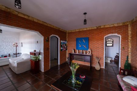 Casa à venda com 250m², 3 quartos e 2 vagas Casa à venda com 250m², 3 quartos e 2 vagasSala