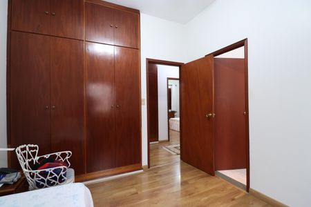 Casa à venda com 342m², 4 quartos e 3 vagasSuíte 2