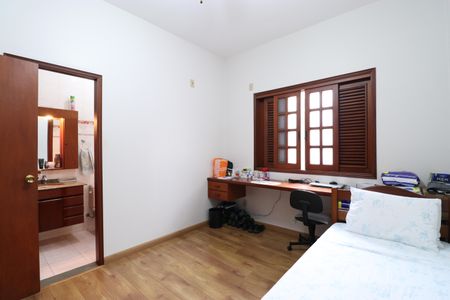 Casa à venda com 342m², 4 quartos e 3 vagasSuíte 2