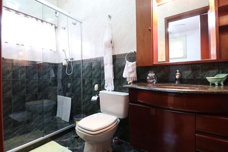 Casa à venda com 342m², 4 quartos e 3 vagasBanheiro da Suíte 1