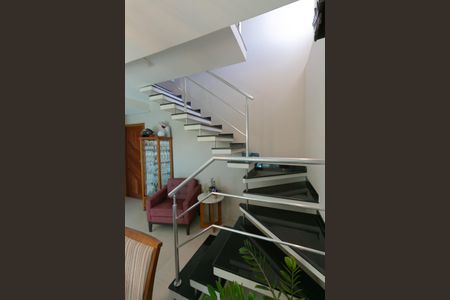 Apartamento à venda com 180m², 3 quartos e 2 vagas Apartamento à venda com 180m², 3 quartos e 2 vagasEscada