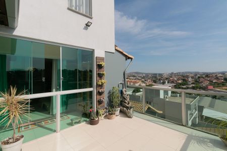 Apartamento à venda com 180m², 3 quartos e 2 vagas Apartamento à venda com 180m², 3 quartos e 2 vagasÁrea Externa