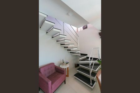 Apartamento à venda com 180m², 3 quartos e 2 vagas Apartamento à venda com 180m², 3 quartos e 2 vagasEscada