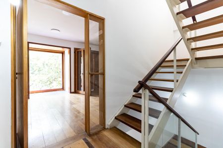 Casa à venda com 300m², 5 quartos e 2 vagasEscada