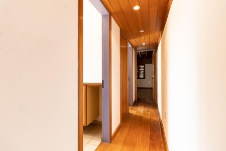 Casa à venda com 300m², 5 quartos e 2 vagasCorredor