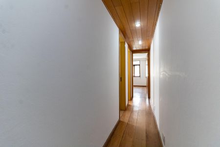 Casa à venda com 300m², 5 quartos e 2 vagasCorredor