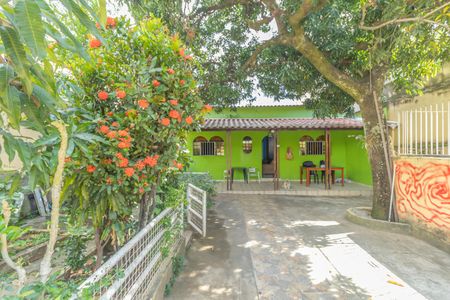 Casa à venda com 147m², 3 quartos e 8 vagas Casa à venda com 147m², 3 quartos e 8 vagasFachada