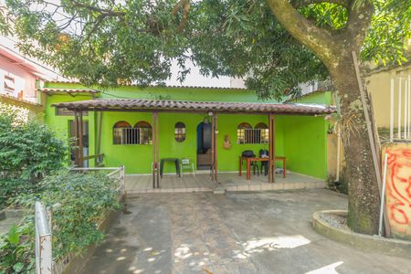 Casa à venda com 147m², 3 quartos e 8 vagas Casa à venda com 147m², 3 quartos e 8 vagasFachada