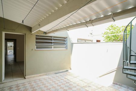 Casa à venda com 138m², 2 quartos e 1 vagaÁrea de serviço e quintal