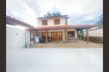 Casa à venda com 238m², 3 quartos e 3 vagas Casa à venda com 238m², 3 quartos e 3 vagasFoto 01