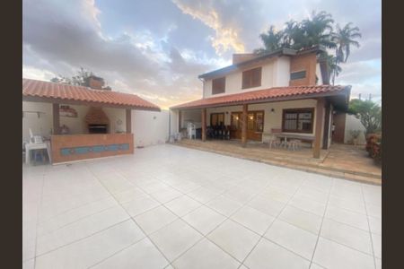 Casa à venda com 238m², 3 quartos e 3 vagas Casa à venda com 238m², 3 quartos e 3 vagasFoto 02