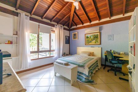 Casa de condomínio à venda com 260m², 3 quartos e 3 vagasSuíte 2