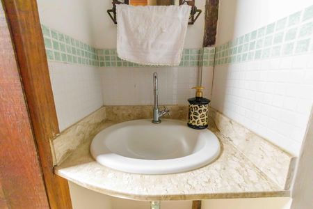 Casa de condomínio à venda com 260m², 3 quartos e 3 vagasBanheiro Social 2