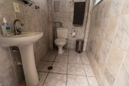 Casa para alugar com 550m², 5 quartos e 2 vagas Casa para alugar com 550m², 5 quartos e 2 vagasBanheiro Quintal