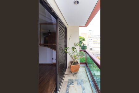 Apartamento à venda com 225m², 4 quartos e 3 vagas Apartamento à venda com 225m², 4 quartos e 3 vagasvaranda