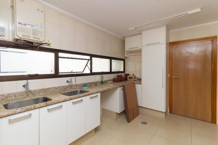 Apartamento à venda com 225m², 4 quartos e 3 vagas Apartamento à venda com 225m², 4 quartos e 3 vagasÁrea de Serviço