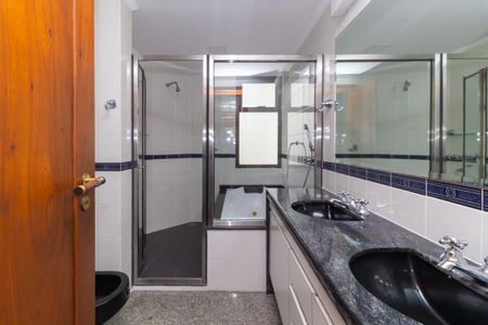 Apartamento à venda com 225m², 4 quartos e 3 vagas Apartamento à venda com 225m², 4 quartos e 3 vagasBanheiro da Suíte 1