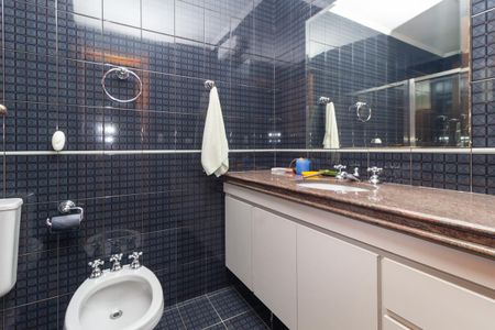 Apartamento à venda com 225m², 4 quartos e 3 vagas Apartamento à venda com 225m², 4 quartos e 3 vagasBanheiro da Suíte 2