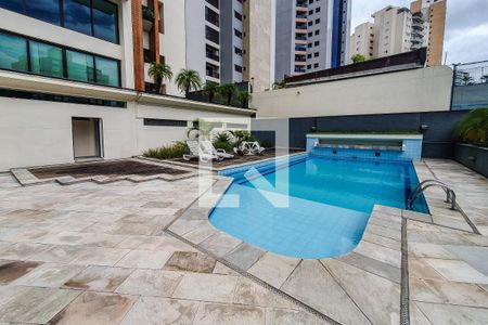 Apartamento à venda com 225m², 4 quartos e 3 vagas Apartamento à venda com 225m², 4 quartos e 3 vagasÁrea comum - Piscina