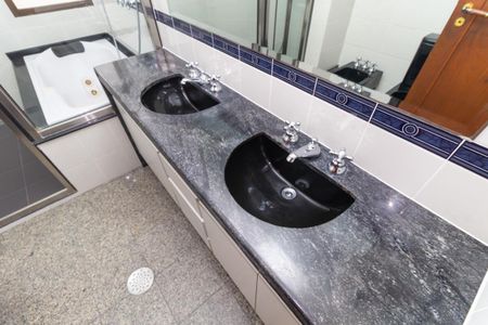 Apartamento à venda com 225m², 4 quartos e 3 vagas Apartamento à venda com 225m², 4 quartos e 3 vagasBanheiro da Suíte 1