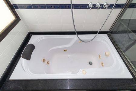 Apartamento à venda com 225m², 4 quartos e 3 vagas Apartamento à venda com 225m², 4 quartos e 3 vagasBanheiro da Suíte 1