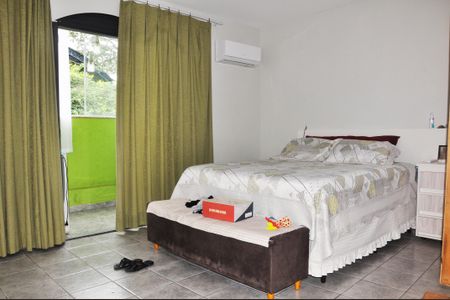 Casa à venda com 470m², 3 quartos e 2 vagasDetalhe - Quarto 01 com Suíte e Varanda