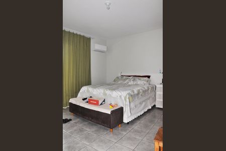 Casa à venda com 470m², 3 quartos e 2 vagasDetalhe - Quarto 01 com Suíte e Varanda