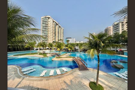 Apartamento à venda com 81m², 3 quartos e 2 vagas Apartamento à venda com 81m², 3 quartos e 2 vagasÁrea comum - Piscina