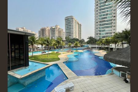 Apartamento à venda com 81m², 3 quartos e 2 vagas Apartamento à venda com 81m², 3 quartos e 2 vagasÁrea comum - Piscina