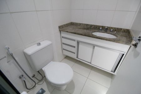 Apartamento à venda com 81m², 3 quartos e 2 vagasBanheiro da suíte