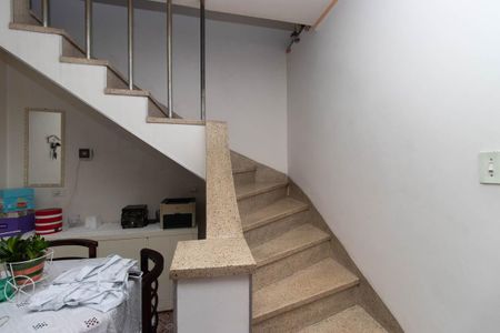 Casa à venda com 205m², 4 quartos e 3 vagas Casa à venda com 205m², 4 quartos e 3 vagasEscada