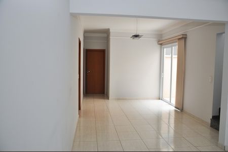 Casa de condomínio para alugar com 220m², 4 quartos e 4 vagas Casa de condomínio para alugar com 220m², 4 quartos e 4 vagasSala