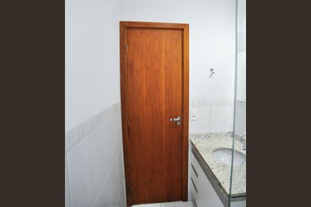 Casa de condomínio para alugar com 220m², 4 quartos e 4 vagas Casa de condomínio para alugar com 220m², 4 quartos e 4 vagasBanheiro 2