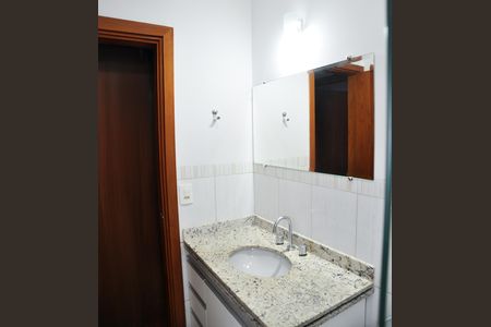 Casa de condomínio para alugar com 220m², 4 quartos e 4 vagas Casa de condomínio para alugar com 220m², 4 quartos e 4 vagasBanheiro 2