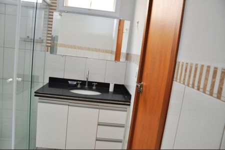Casa de condomínio para alugar com 220m², 4 quartos e 4 vagas Casa de condomínio para alugar com 220m², 4 quartos e 4 vagasBanheiro 1 (Suíte quarto 1)