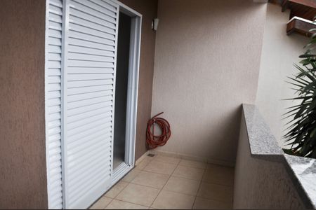 Casa de condomínio para alugar com 220m², 4 quartos e 4 vagas Casa de condomínio para alugar com 220m², 4 quartos e 4 vagasVaranda quarto 4