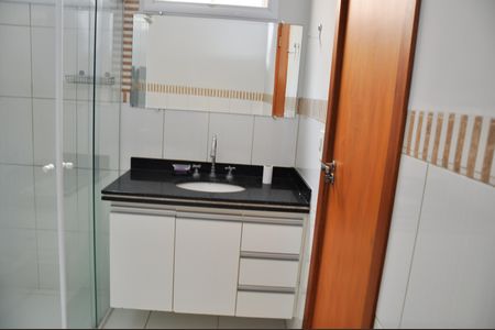 Casa de condomínio para alugar com 220m², 4 quartos e 4 vagas Casa de condomínio para alugar com 220m², 4 quartos e 4 vagasBanheiro 1 (Suíte quarto 1)