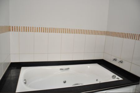 Casa de condomínio para alugar com 220m², 4 quartos e 4 vagas Casa de condomínio para alugar com 220m², 4 quartos e 4 vagasBanheiro 1 (Suíte quarto 1)