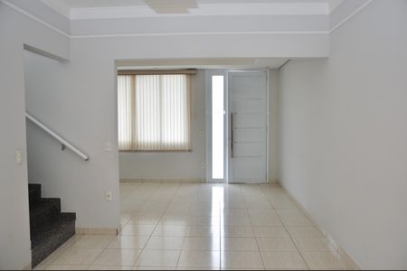 Casa de condomínio para alugar com 220m², 4 quartos e 4 vagas Casa de condomínio para alugar com 220m², 4 quartos e 4 vagasSala