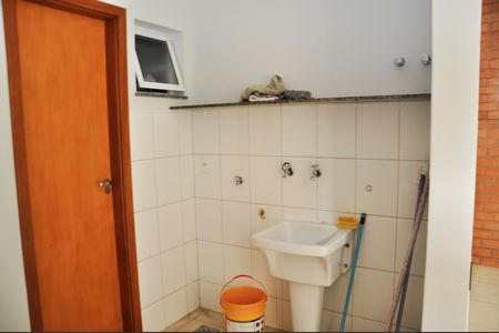 Casa de condomínio para alugar com 220m², 4 quartos e 4 vagas Casa de condomínio para alugar com 220m², 4 quartos e 4 vagasÁrea de Serviço