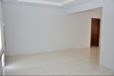 Casa de condomínio para alugar com 220m², 4 quartos e 4 vagas Casa de condomínio para alugar com 220m², 4 quartos e 4 vagasSala