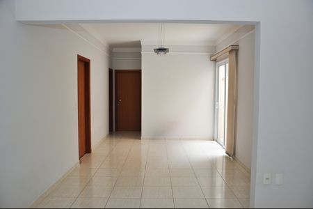 Casa de condomínio para alugar com 220m², 4 quartos e 4 vagas Casa de condomínio para alugar com 220m², 4 quartos e 4 vagasSala