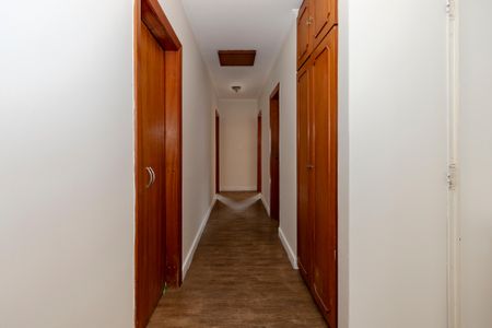 Casa à venda com 252m², 4 quartos e 2 vagasCorredor