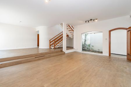 Casa à venda com 252m², 4 quartos e 2 vagasSala