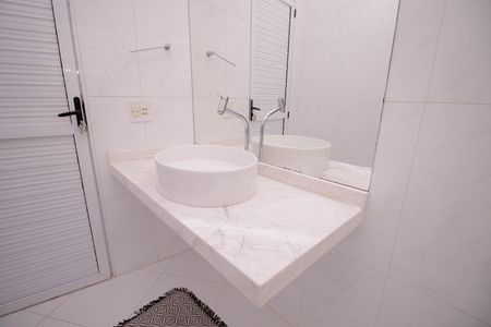 Casa para alugar com 212m², 4 quartos e 4 vagas Casa para alugar com 212m², 4 quartos e 4 vagasBanheiro 2
