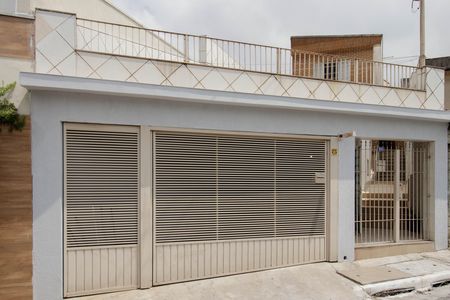 Casa para alugar com 212m², 4 quartos e 4 vagas Casa para alugar com 212m², 4 quartos e 4 vagasFachada