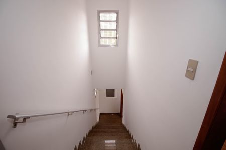 Casa para alugar com 212m², 4 quartos e 4 vagas Casa para alugar com 212m², 4 quartos e 4 vagasEscada para os Quartos